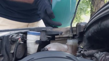 Araba tamiri. Genişleme tankına soğutucu ekle..