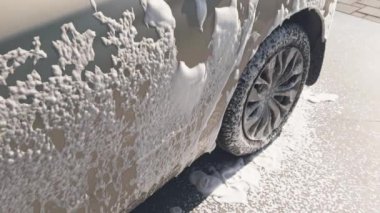 Çamaşır yıkarken araba gövdesinde beyaz köpük..