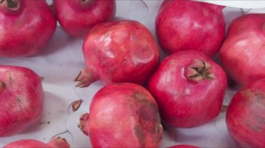 Olgun kırmızı nar beyaz kağıt üzerinde kutuda satılmaya hazırdır...