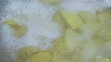 Bir tencere yiyecek köpük ve köpükle kaynıyor...