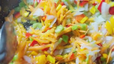 Sebze yemeği hazırlamak, tavada sebze kızartmak, karıştırmak...