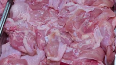 Mağazada çiğ tavuk eti sergileniyor..