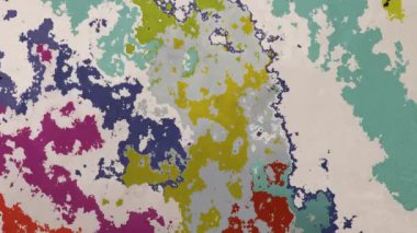 Değişik renk ve şekillere sahip renkli, soyut bir tablo. Resmin kaotik ve enerjik bir havası var. Renkler birbirine karışarak hareket hissi yaratıyor..