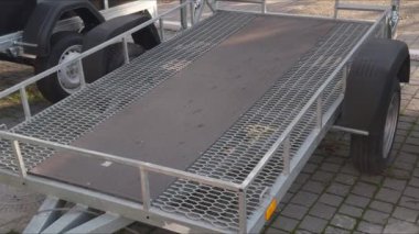 ATV taşımak için bir karavan park edilmiş...