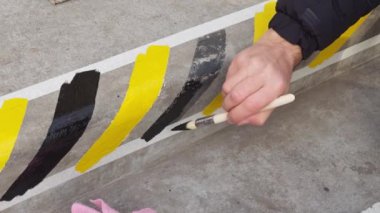 Beton basamakları siyah ve sarı çizgilerle boyamak tehlikeli yükseklik farkını gösterir...