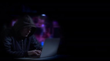 Hacker programcısı web sitesine saldırmak için bilgisayar kullanıyor ve şifreyi kırmaya ve veri çalmaya çalışıyor. Boş alan, yerleştirme için şablon olarak kullanılmasını mümkün kılar..