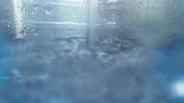 Plastik şişeyi dolduran su akıntısı, içeriden yakın çekim görüntü..