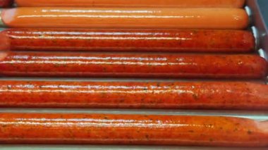 Sosisler ızgarada kızartılıyor...