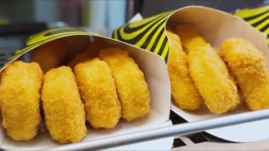 Lokantada hazır yemek, kızarmış patates ve nugget...