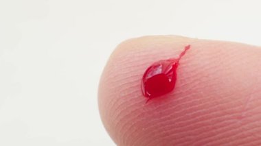 İnsan parmağına kan damlası, el kesiği...