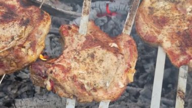Et parçaları kömürün üzerinde ızgara yapıyor, iştah açıcı bir manzara yaratıyor..