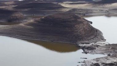 Aşınmış kayalar ve suyun oluşturduğu manzara benzersiz jeolojik şekiller oluşturuyor..
