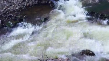 Kayaların arasından akan bir nehirde akan akan bir su..