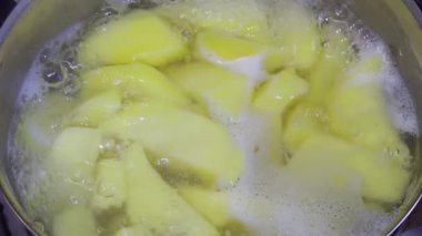Patatesler kaynayan suyla kabın içinde kaynayarak aromatik ve sade bir pişirme işlemi yaratıyor..
