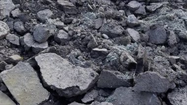 Yol onarımı sırasında eski asfalt parçaları yol yüzeyini yenileme sürecini gösteriyor..