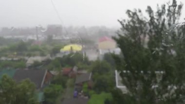 Yağmur damlaları pencere camından kayarak rutubet hareketinin doğal sürecini gösteriyor..
