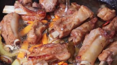 Kaburgaları tavada pişirme işlemi.