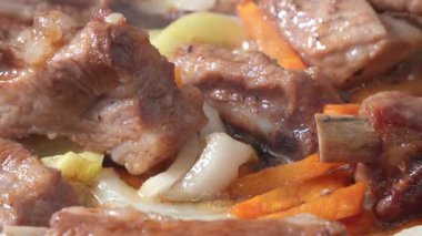 Soğanlı ve havuçlu pirzola yakın plan..