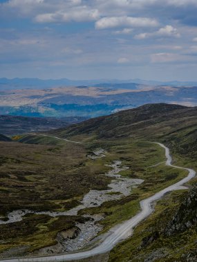 İskoçya 'nın dağlarına kadar uzanan bir patika var. Kuru bir nehir yatağı alışılmadık bir manzaradır. Heather ve çimenler manzaranın çoğunu kaplar..