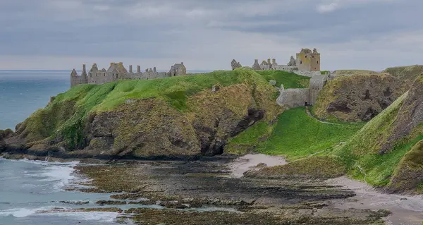 Dunnottar Şatosu İskoçya 'nın doğu kıyısında Stonehaven kasabası yakınlarında popüler bir turizm merkezidir. Kale harabeleri Kuzey Denizi 'ne bakan yüksek kayalıklarda duruyor..