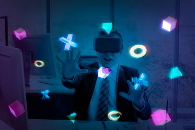 İşadamı, ofiste gelecekte üç boyutlu sanal simülasyon etkisi yaratacak bir VR gözlüğü kullanıyor. İş adamı ve gelecekteki teknoloji konsepti.