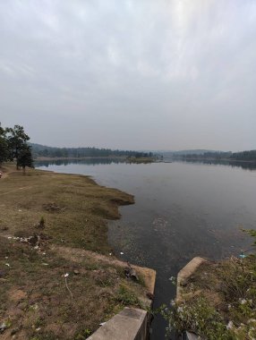 Hindistan 'ın Batı Bengal eyaletinde yer alan ve zengin kültürel mirası ve bereketli yeşilliğiyle tanınan Jhargram' dan bir sahne Chota Nagpur Platosu 'nun pitoresk manzarasının tam ortasına kurulmuştur..