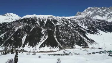 Güzel Sonmarg Vadisi karla kaplı dağlarla çevrili 
