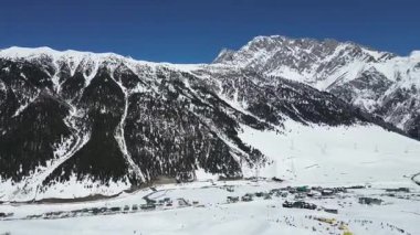 Güzel Sonmarg Vadisi karla kaplı dağlarla çevrili 