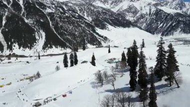 Güzel Sonmarg Vadisi karla kaplı dağlarla çevrili 