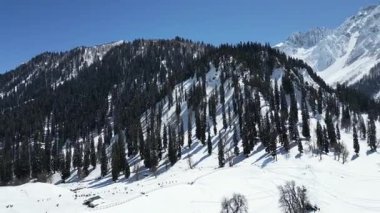 Güzel Sonmarg Vadisi karla kaplı dağlarla çevrili 