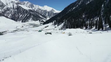 Güzel Sonmarg Vadisi karla kaplı dağlarla çevrili 