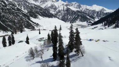 Güzel Sonmarg Vadisi karla kaplı dağlarla çevrili 