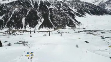 Güzel Sonmarg Vadisi karla kaplı dağlarla çevrili 