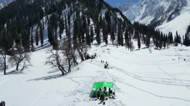 Güzel Sonmarg Vadisi karla kaplı dağlarla çevrili 