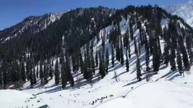 Güzel Sonmarg Vadisi karla kaplı dağlarla çevrili 