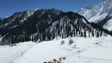 Güzel Sonmarg Vadisi karla kaplı dağlarla çevrili 