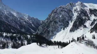 Güzel Sonmarg Vadisi karla kaplı dağlarla çevrili 