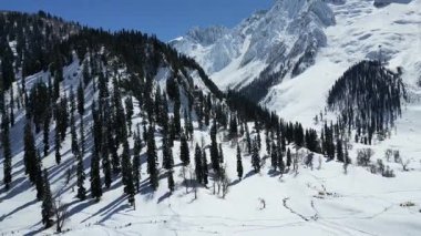 Güzel Sonmarg Vadisi karla kaplı dağlarla çevrili 