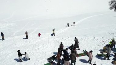 Güzel Sonmarg Vadisi karla kaplı dağlarla çevrili 