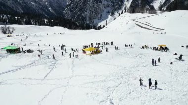 Güzel Sonmarg Vadisi karla kaplı dağlarla çevrili 