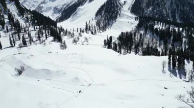 Güzel Sonmarg Vadisi karla kaplı dağlarla çevrili 