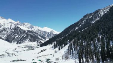 Güzel Sonmarg Vadisi karla kaplı dağlarla çevrili 