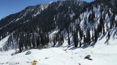 Güzel Sonmarg Vadisi karla kaplı dağlarla çevrili 