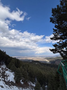 Güzel Gulmarg vadisi karla kaplı ve yüksek dağlarla çevrili.
