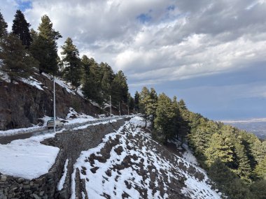 Güzel Gulmarg vadisi karla kaplı ve yüksek dağlarla çevrili.