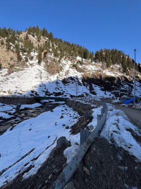 Pahalgam Vadisi Chandanwadi 'nin güzel karlı manzarası 