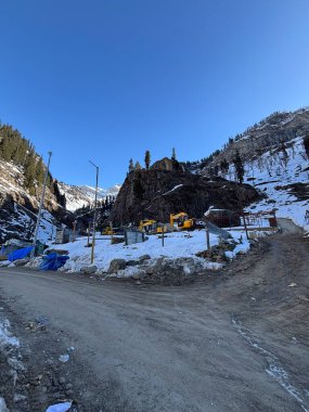 Pahalgam Vadisi Chandanwadi 'nin güzel karlı manzarası 