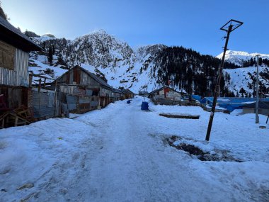 Pahalgam Vadisi Chandanwadi 'nin güzel karlı manzarası 