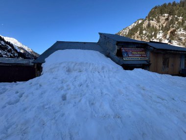 Pahalgam Vadisi Chandanwadi 'nin güzel karlı manzarası 