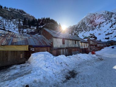 Pahalgam Vadisi Chandanwadi 'nin güzel karlı manzarası 